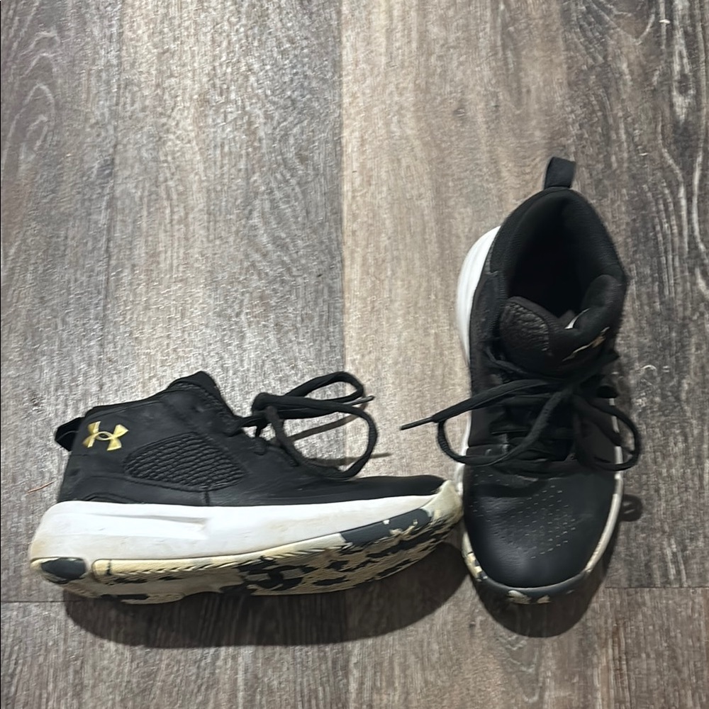 Under Armour Kids Black Mid Sneakers 1Y